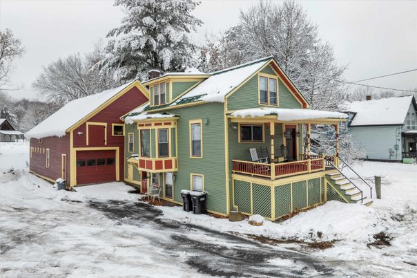 Attached, Exterior, Facade, Queen Anne Victorian