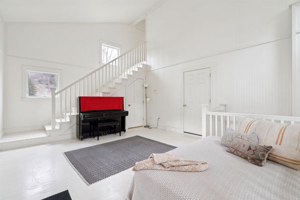 Interior, Piano