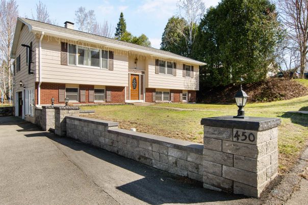 Exterior, Facade, Brick Facade, Raised Ranch