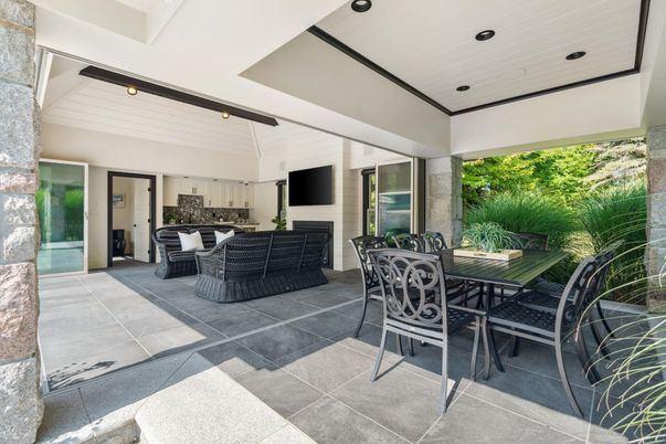 Dining room, Exterior