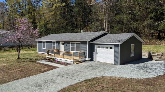 Attached, Exterior, Facade, Ranch