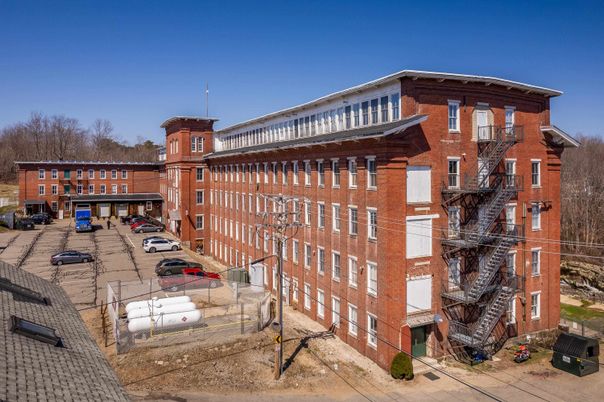 Exterior, Facade, Brick Facade, Chicago School