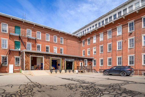 Exterior, Facade, Brick Facade, Chicago School
