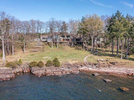 Exterior, Lake