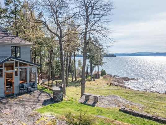 Exterior, Lake