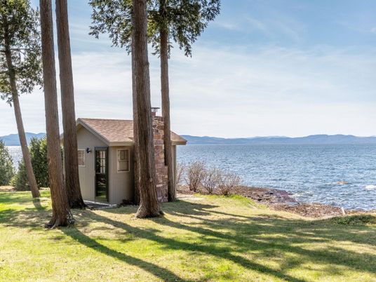 Exterior, Lake