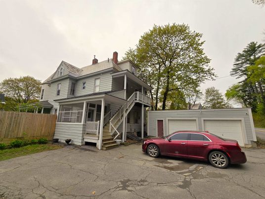 Attached, Exterior, Facade, Queen Anne Victorian