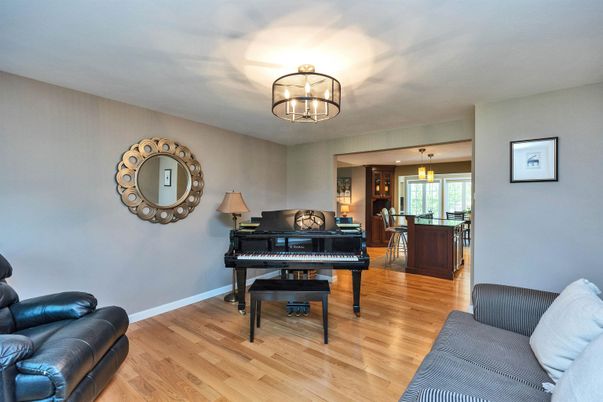 Chandelier, Dining room, Interior, Pendant Lights, Piano, Wood Texture Flooring