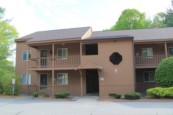 Exterior, Facade, Raised Ranch