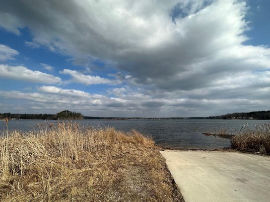 Exterior, Lake