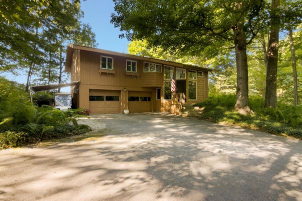 Attached, Exterior, Facade, Raised Ranch