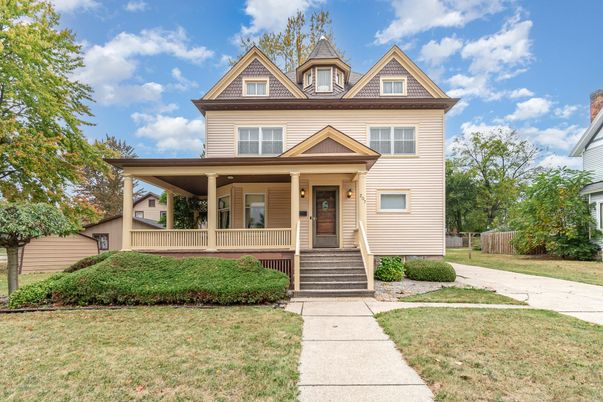 Exterior, Facade, Queen Anne Victorian