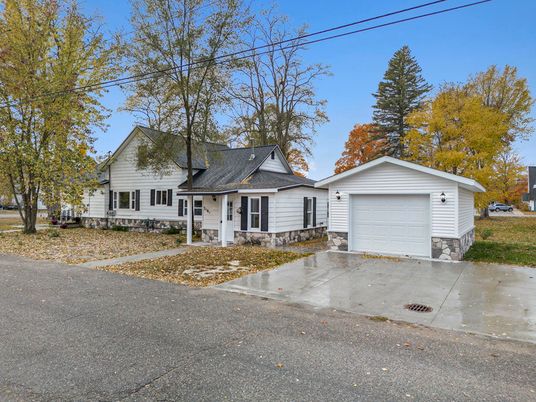 Attached, Exterior, Facade, Cape Cod
