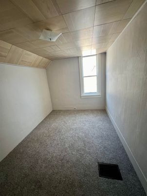 Empty room, Interior