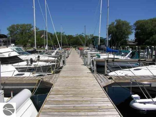Exterior, Lake