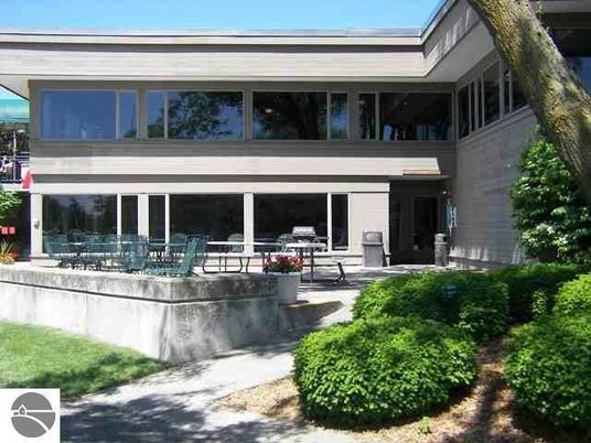 Exterior, Facade, Modern