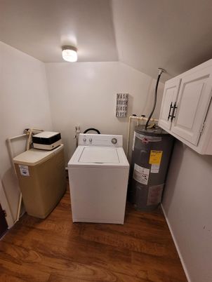 Interior, Washer, Wood Texture Flooring