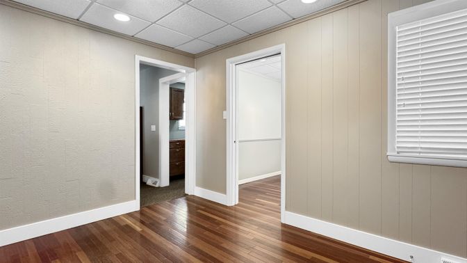 Empty room, Interior, Recessed Lighting, Wood Texture Flooring