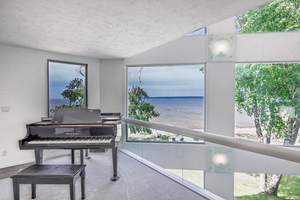 Interior, Piano, Water