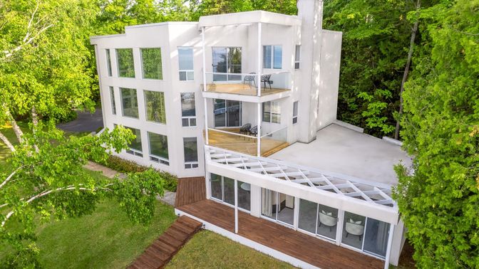 Exterior, Facade, Modern