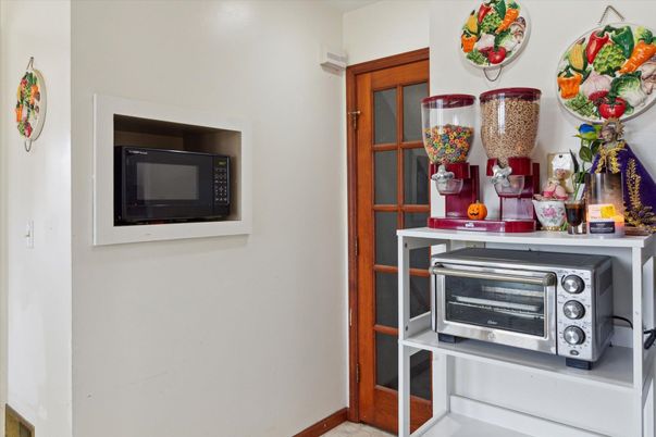 Interior, Stainless Steel Appliances