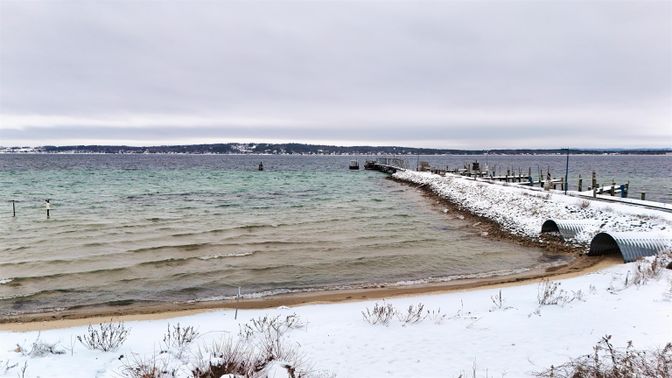 Exterior, Lake