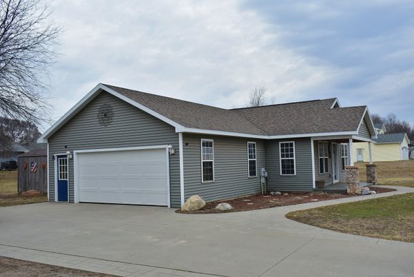 Attached, Exterior, Facade, Ranch