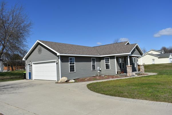 Attached, Exterior, Facade, Ranch