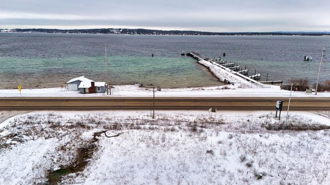 Exterior, Lake