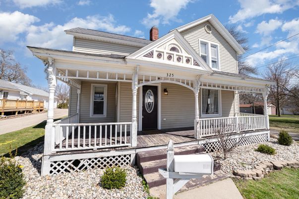 Exterior, Facade, Queen Anne Victorian