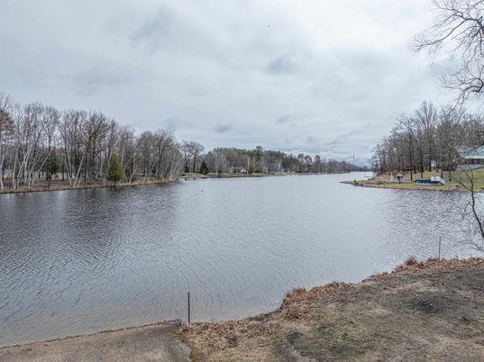 Exterior, Lake