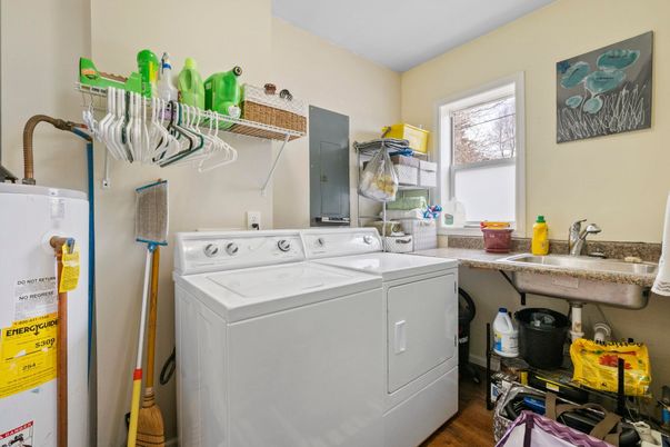Interior, Utility Closets, Washer, Wood Texture Flooring
