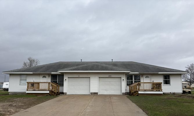 Attached, Exterior, Facade, Ranch