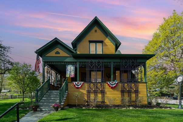 Exterior, Facade, Queen Anne Victorian