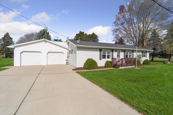 Attached, Exterior, Facade, Ranch