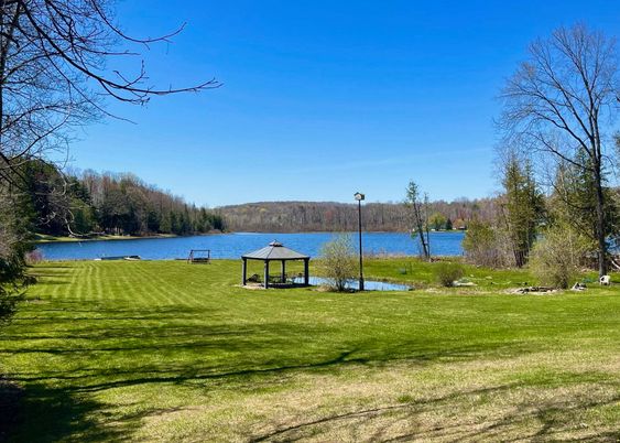 Exterior, Lake