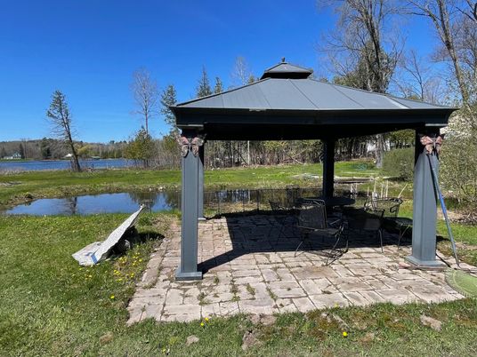 Exterior, Lake