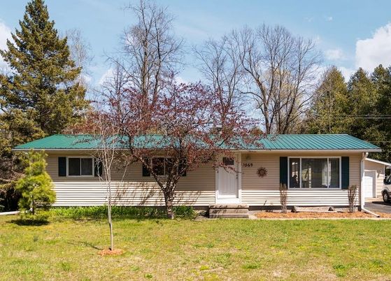 Exterior, Facade, Ranch