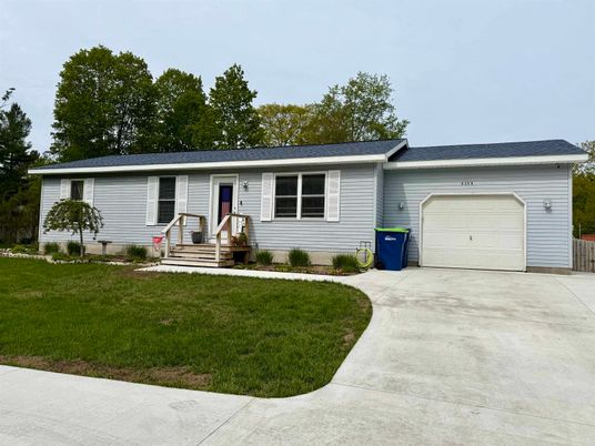 Attached, Exterior, Facade, Ranch