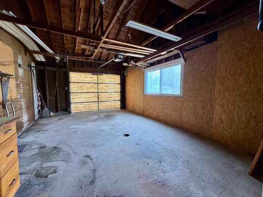 Garage, Interior, Wooden Beams
