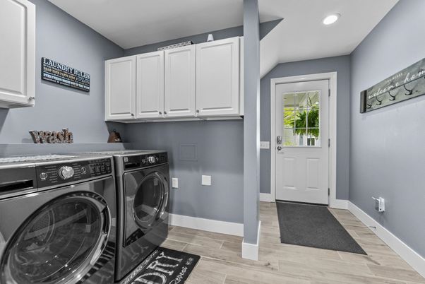 Interior, Recessed Lighting, Washer, Wood Texture Flooring