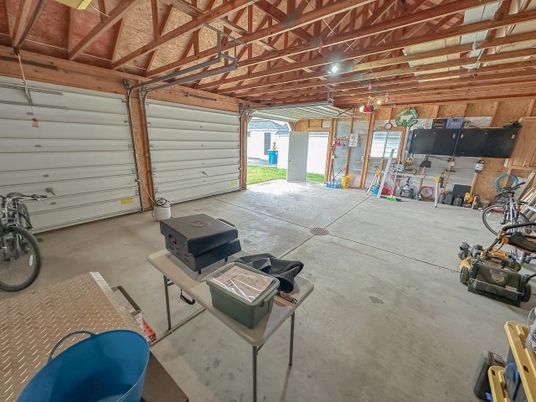 Garage, Interior, Wooden Beams