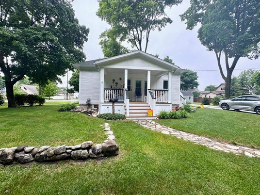 Backyard, Exterior, Facade, Split Level