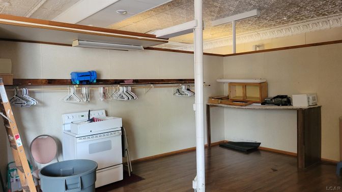 Interior, Washer, Wood Texture Flooring