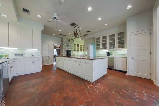 Fireplace, Interior, Kitchen, Recessed Lighting