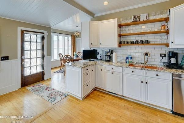 Chandelier, Dining room, Interior, Kitchen, Pendant Lights, Recessed Lighting, Stone Walls, Wood Texture Flooring