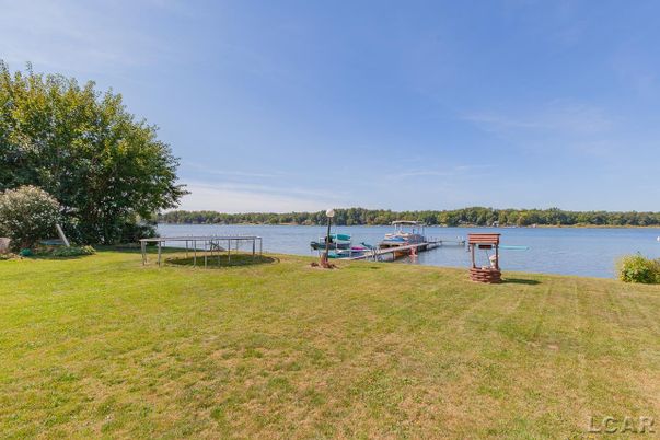Exterior, Lake