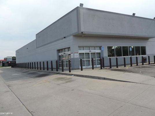 Exterior, Facade, Modern