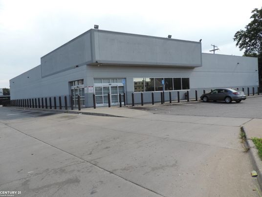 Attached, Exterior, Facade, Modern