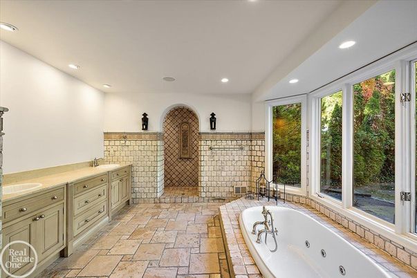 Bathroom, Dual Sink Vanities, Interior, Recessed Lighting